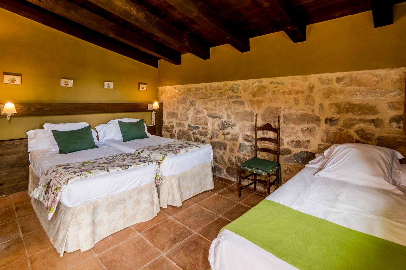 Habitación con dos camas y cama supletoria 